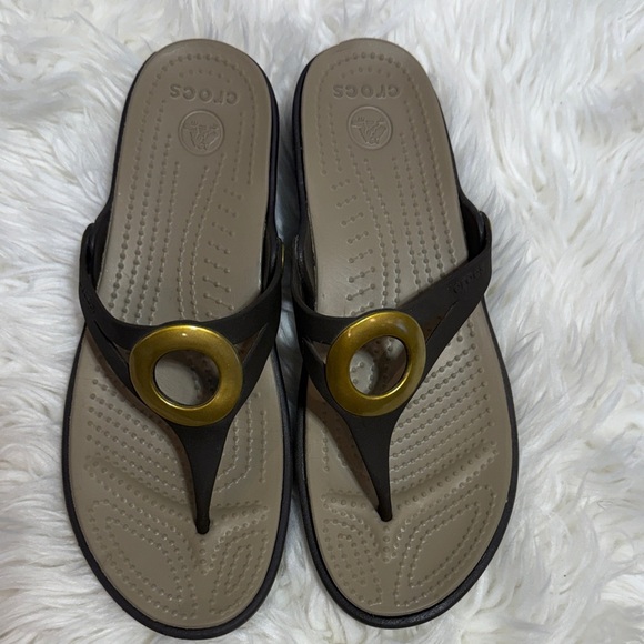 CROCS Shoes - CROCS Women’s Brown and Gold Thong Sandals